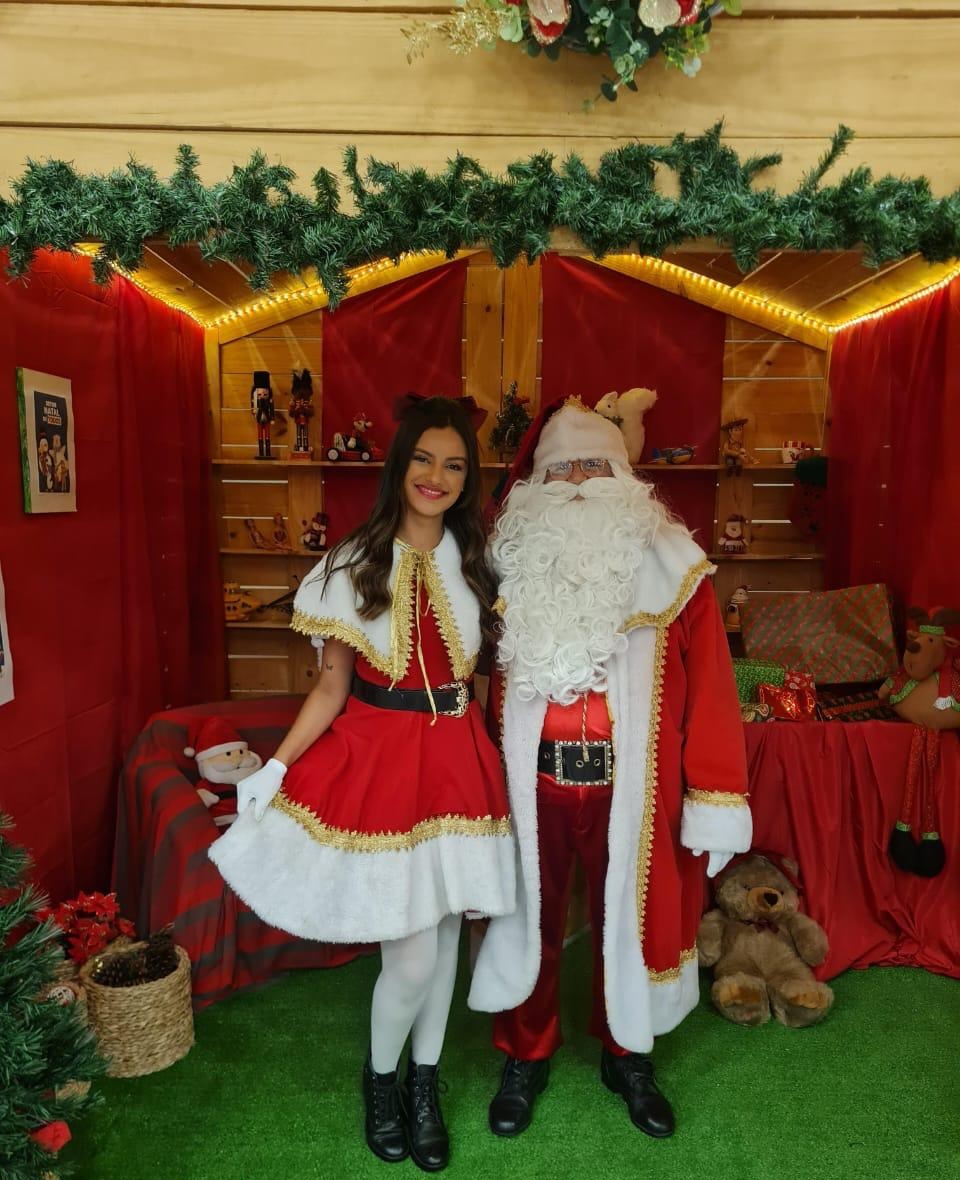 Papai Noel e Noelete em um espaço natalino
